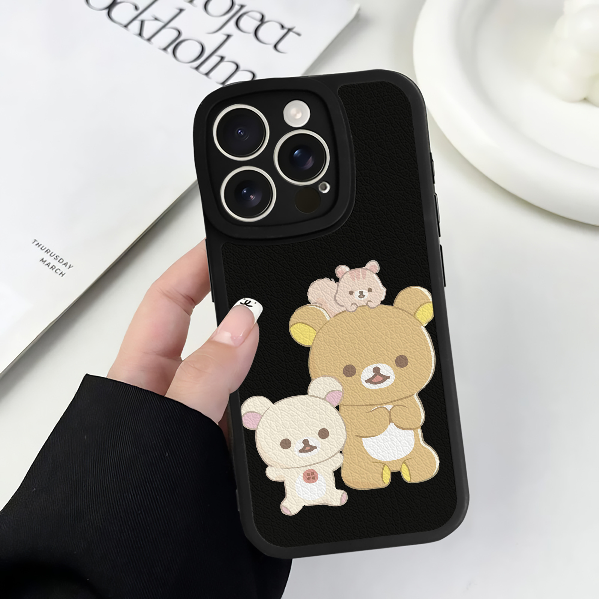 （画像用） リラックマ リラックマ キイロイトリ Rilakkuma Korilakkuma Kiiroitori 【iPhone 16シリーズ対応】シリコンスマホケース（レザー調） 材質：シリコン